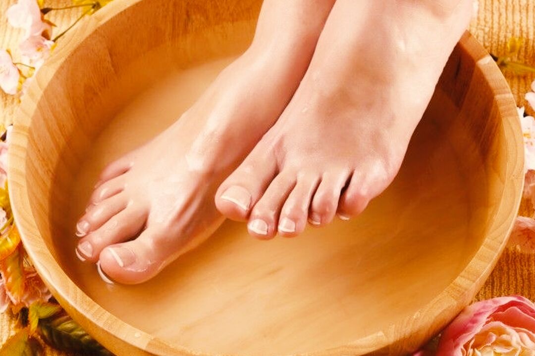 baño para o tratamento de fungos nas unhas dos pés